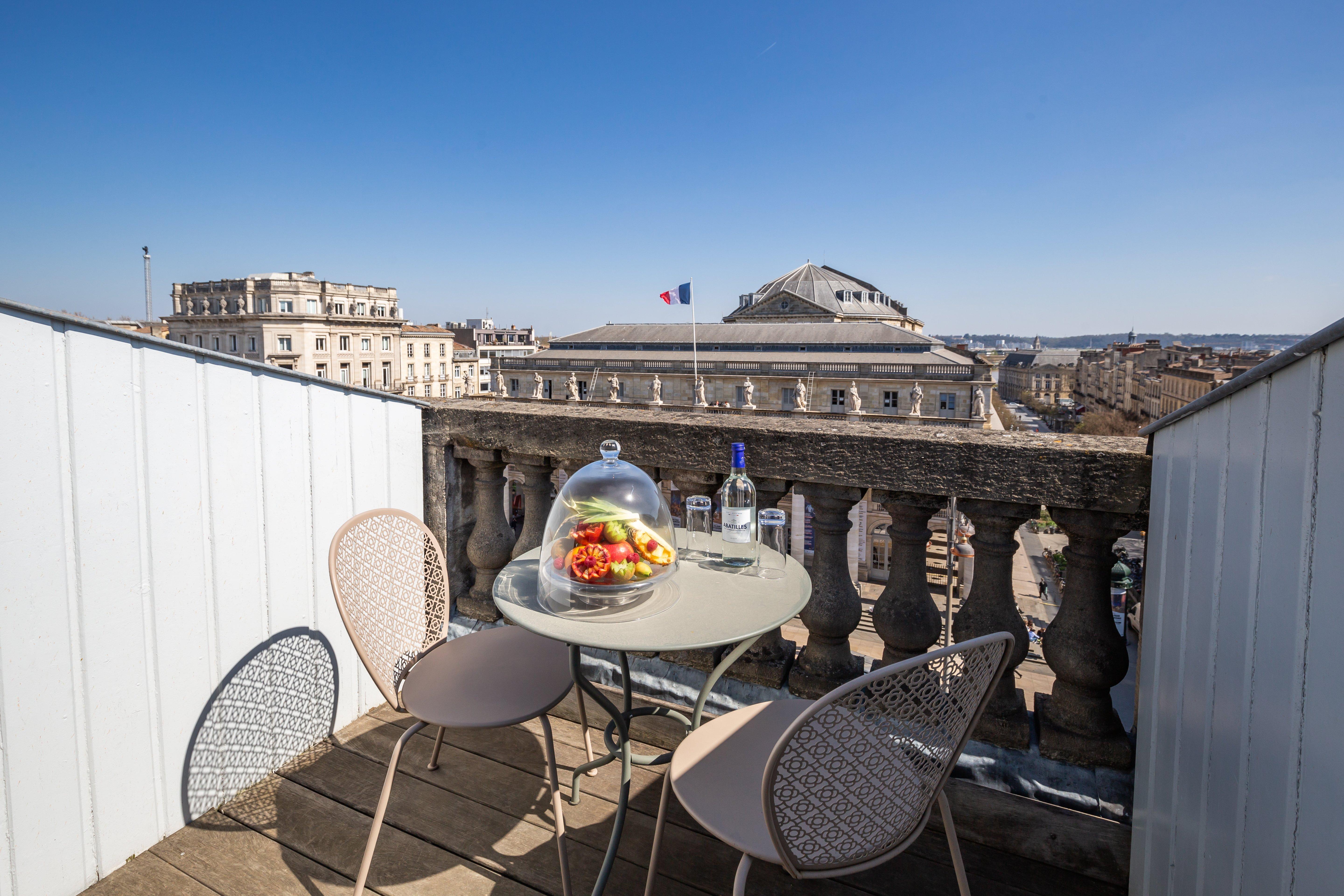 Intercontinental Bordeaux Le Grand Hotel By Ihg Kültér fotó A balcony in Paris
