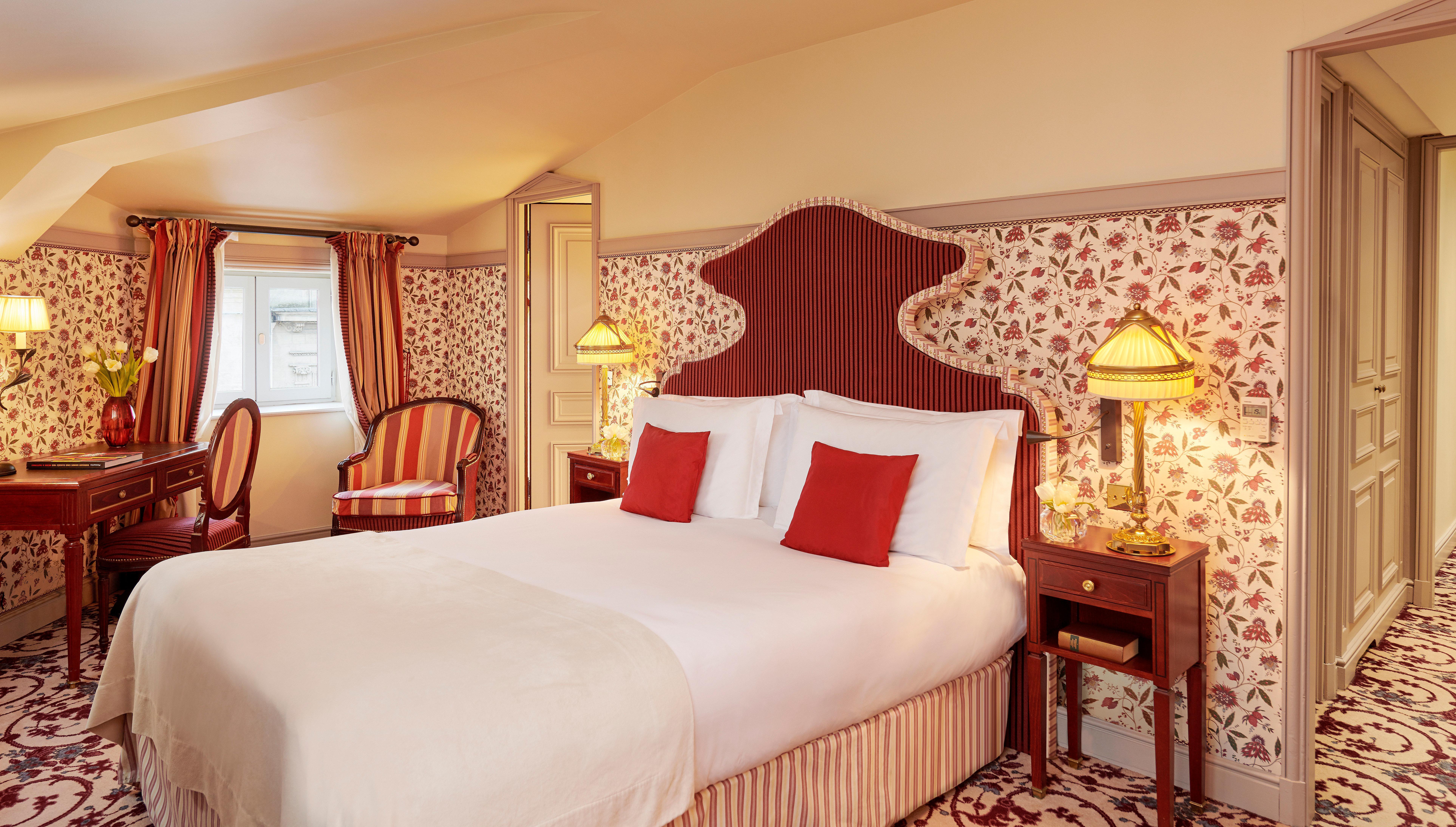 Intercontinental Bordeaux Le Grand Hotel By Ihg Kültér fotó A bedroom at the hotel