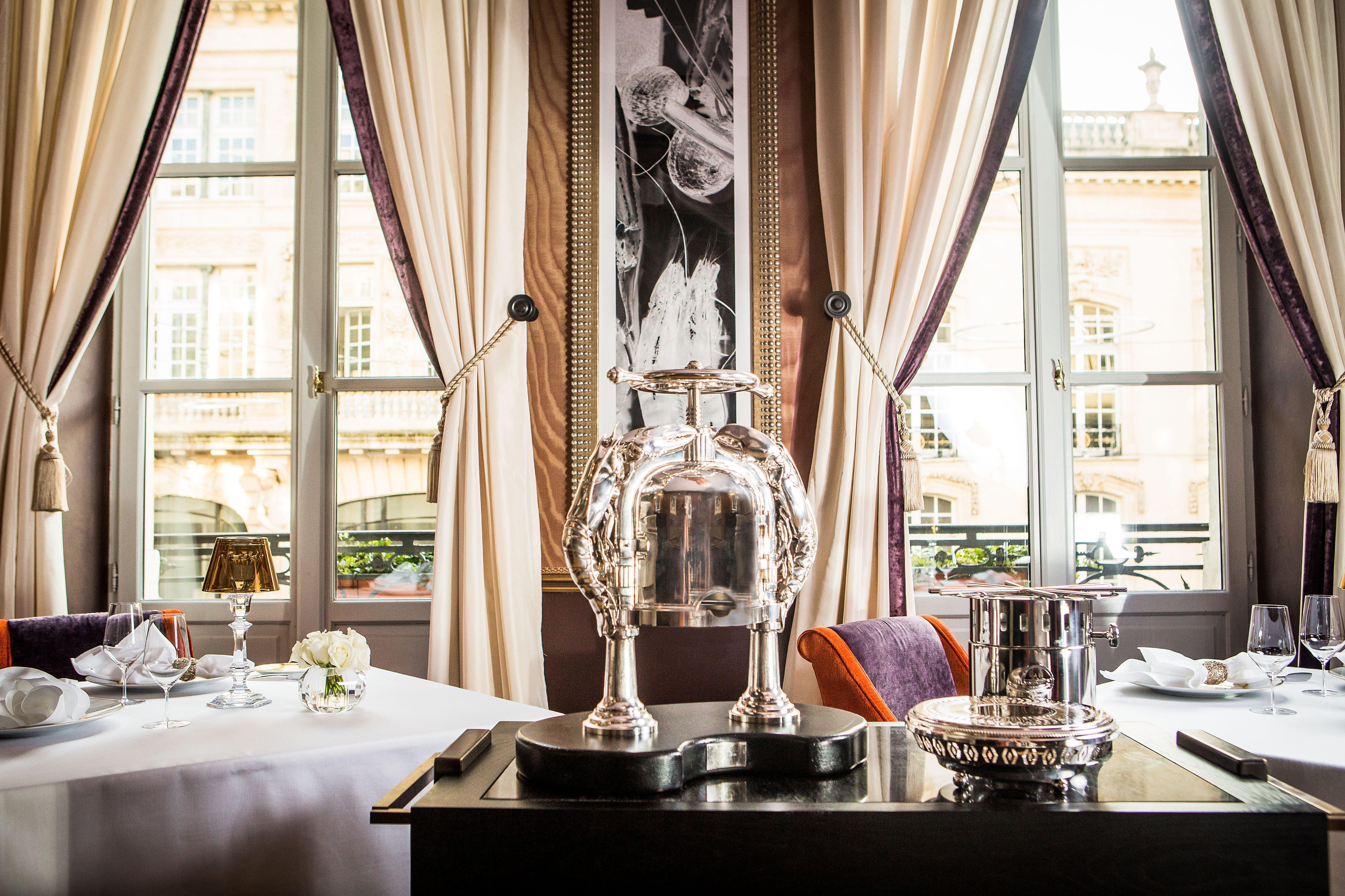 Intercontinental Bordeaux Le Grand Hotel By Ihg Kültér fotó The 1998 World Cup trophy