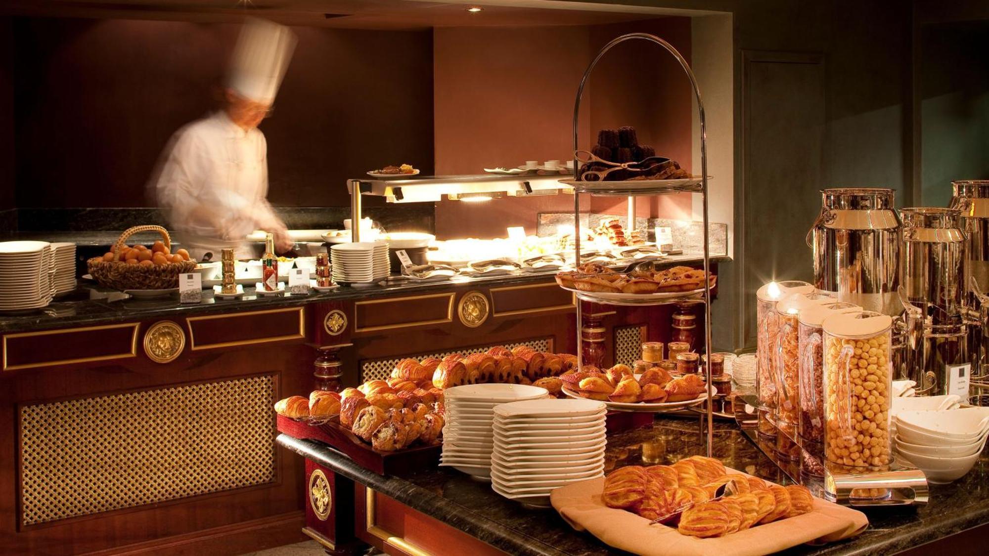 Intercontinental Bordeaux Le Grand Hotel By Ihg Kültér fotó A buffet at a hotel
