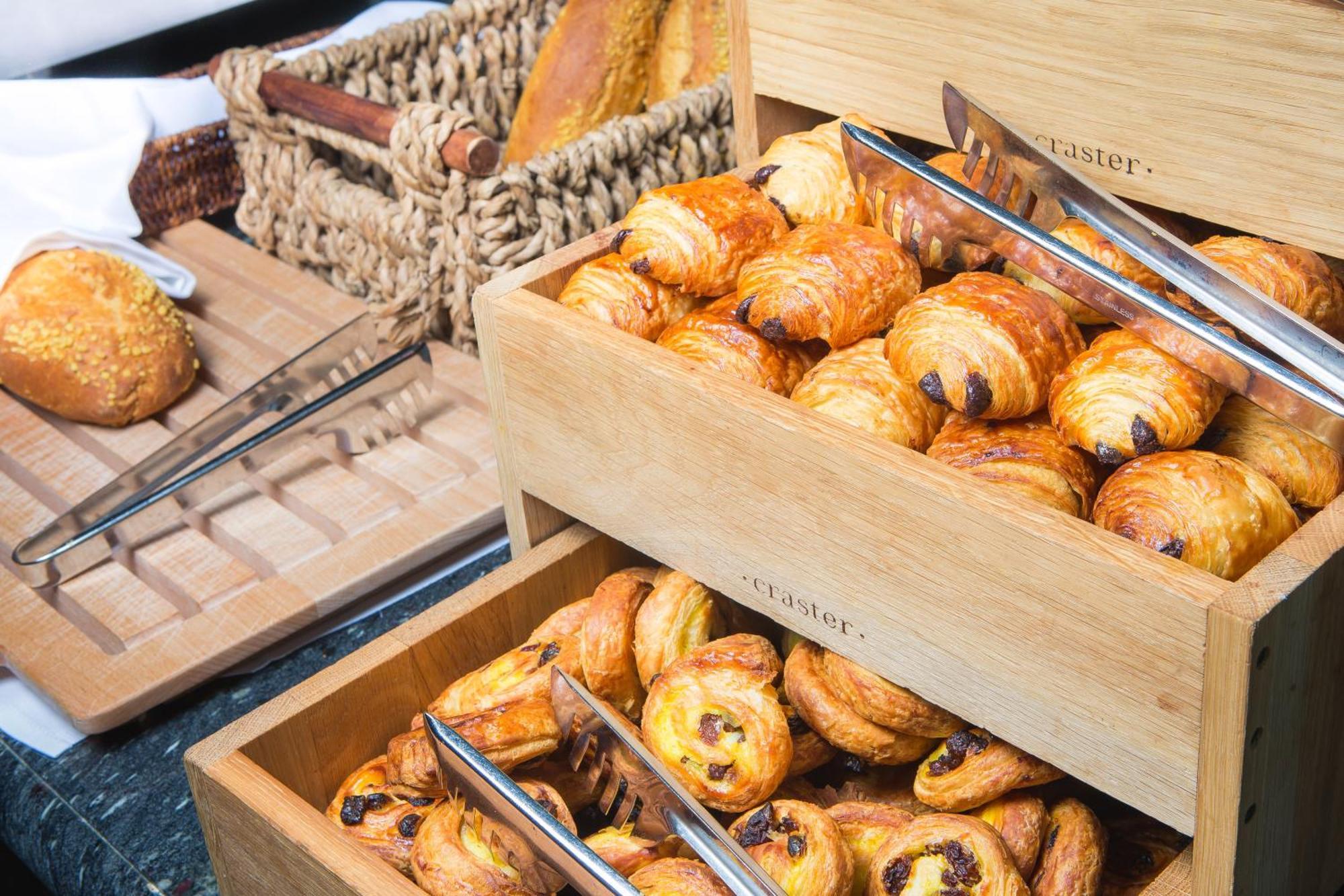 Intercontinental Bordeaux Le Grand Hotel By Ihg Kültér fotó A selection of pastries