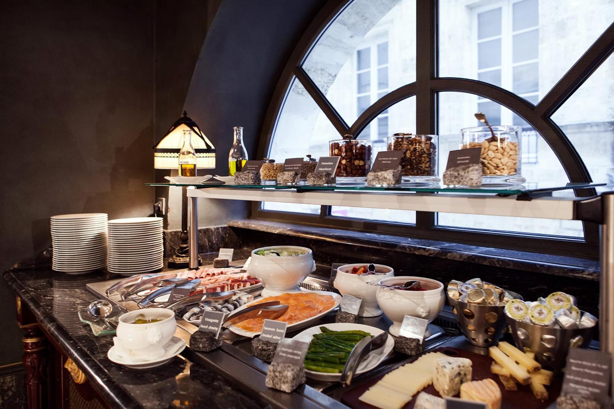 Intercontinental Bordeaux Le Grand Hotel By Ihg Kültér fotó A breakfast buffet at a hotel